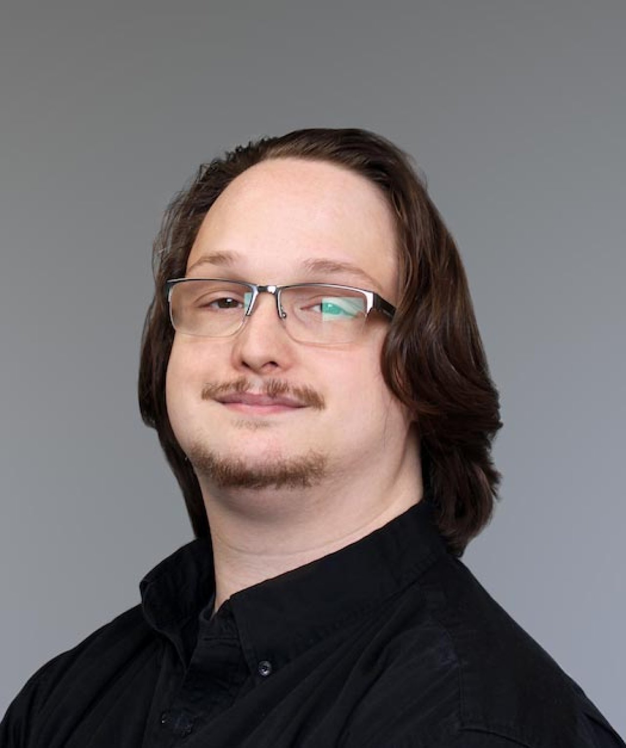 devin drake headshot.
