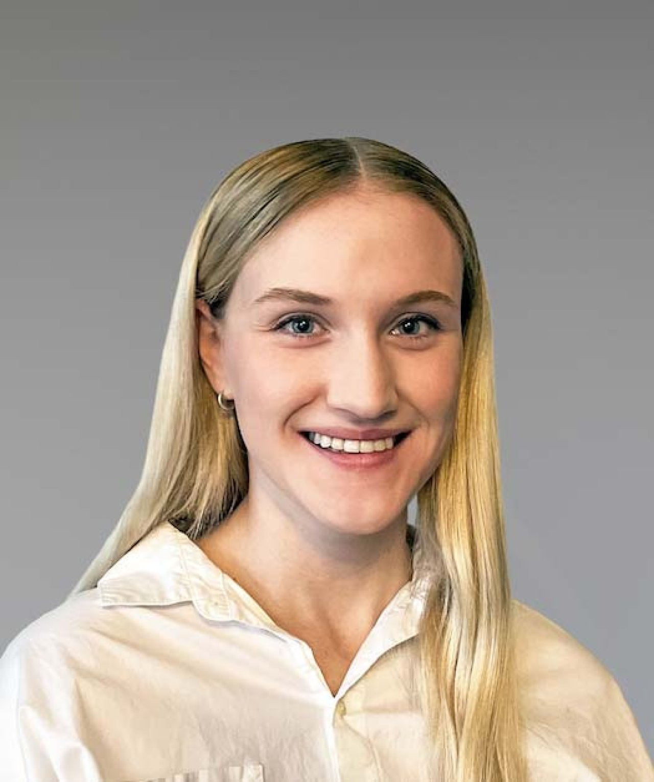 molly sergiwa headshot.
